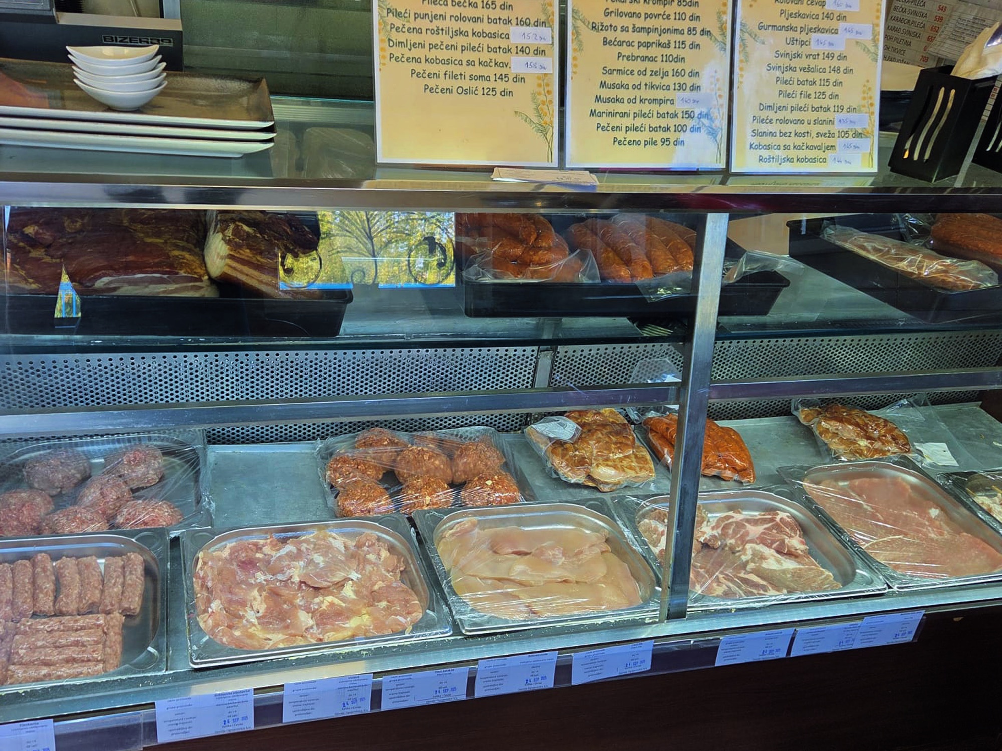 Meso i roštilj izloženo