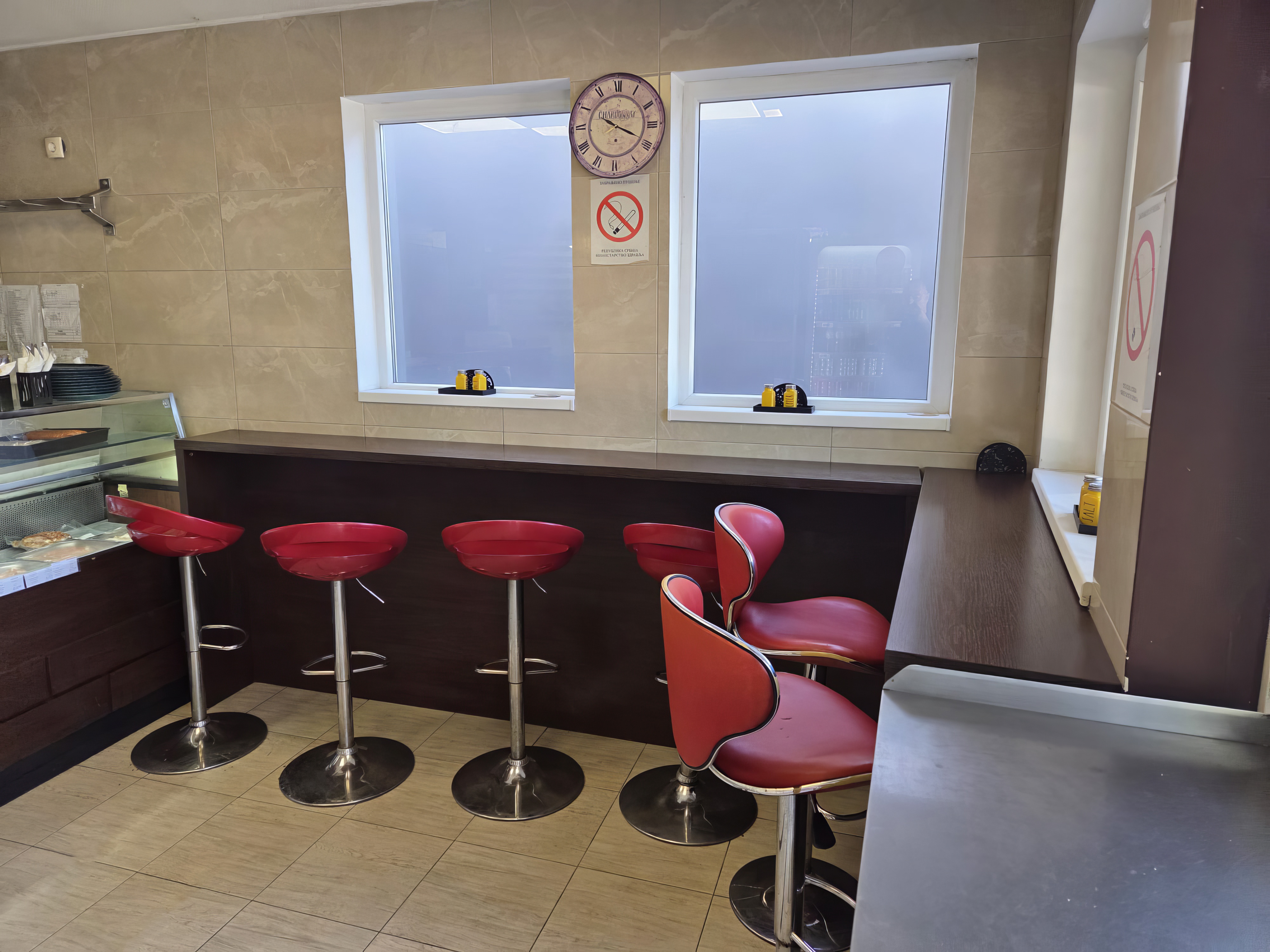 Enterijer sa stolicama